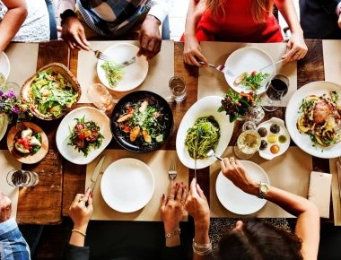 Κάνεις δίαιτα αλλά προέκυψε έξοδος για φαγητό; Κανένα πρόβλημα